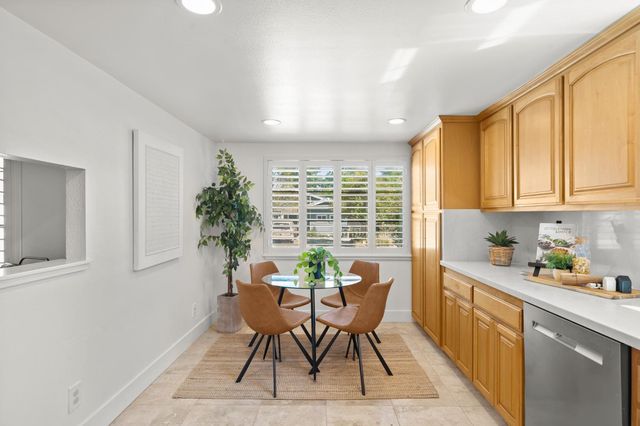 135 Village Ln, Auburn, CA 95603