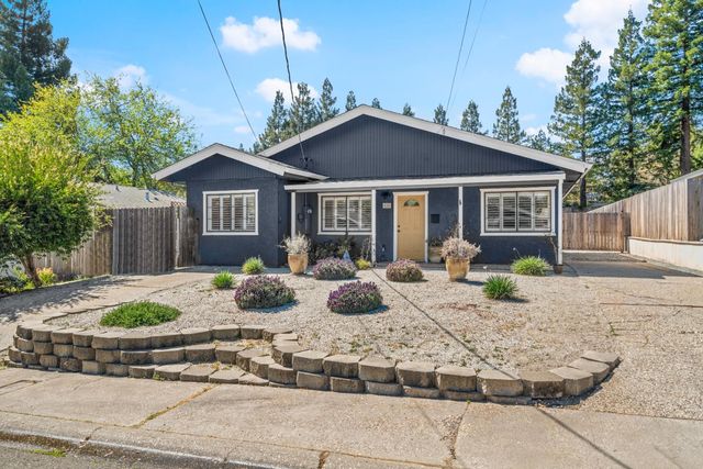 135 Village Ln, Auburn, CA 95603