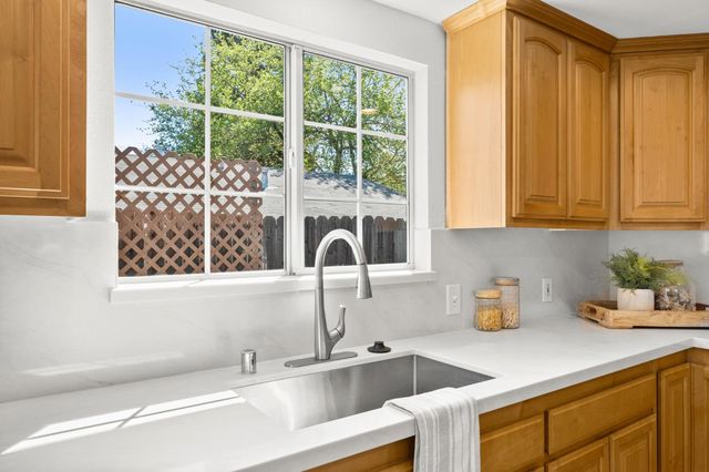 135 Village Ln, Auburn, CA 95603