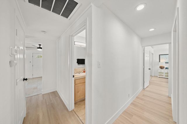 135 Village Ln, Auburn, CA 95603