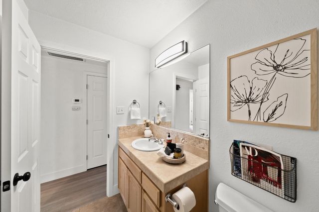 135 Village Ln, Auburn, CA 95603