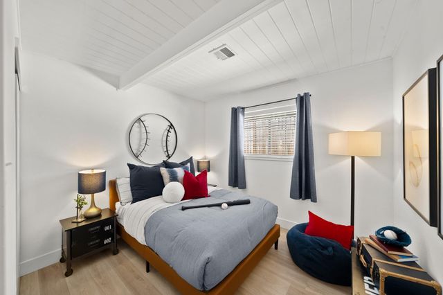 135 Village Ln, Auburn, CA 95603