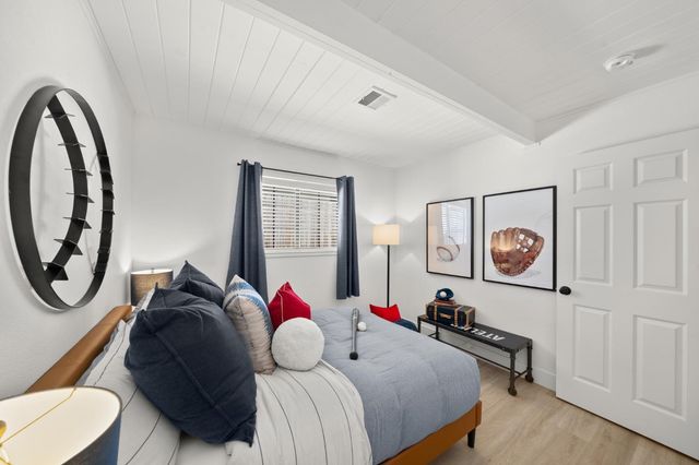 135 Village Ln, Auburn, CA 95603