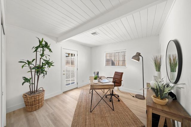 135 Village Ln, Auburn, CA 95603