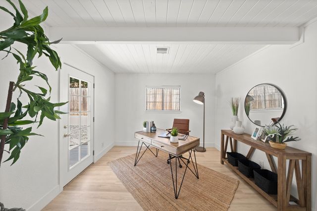 135 Village Ln, Auburn, CA 95603