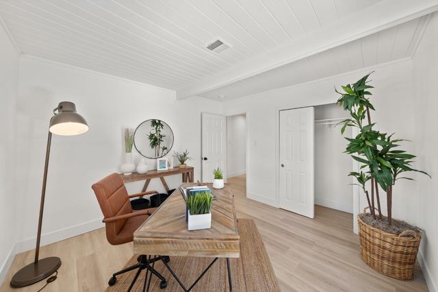 135 Village Ln, Auburn, CA 95603