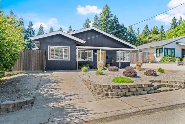 135 Village Ln, Auburn, CA 95603