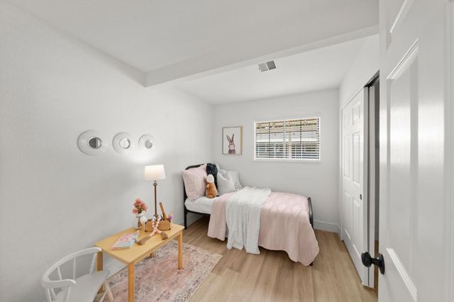 135 Village Ln, Auburn, CA 95603