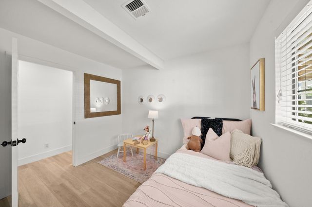 135 Village Ln, Auburn, CA 95603