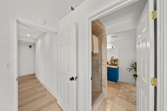 135 Village Ln, Auburn, CA 95603