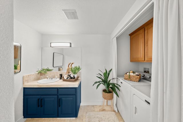 135 Village Ln, Auburn, CA 95603