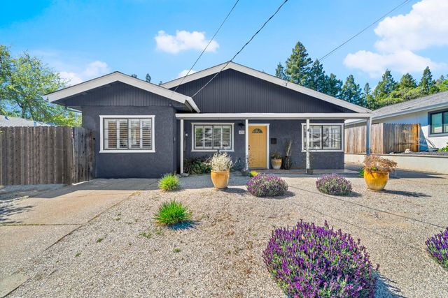 135 Village Ln, Auburn, CA 95603