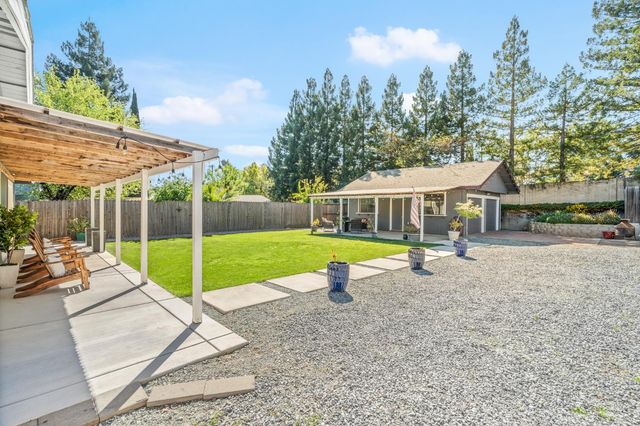 135 Village Ln, Auburn, CA 95603