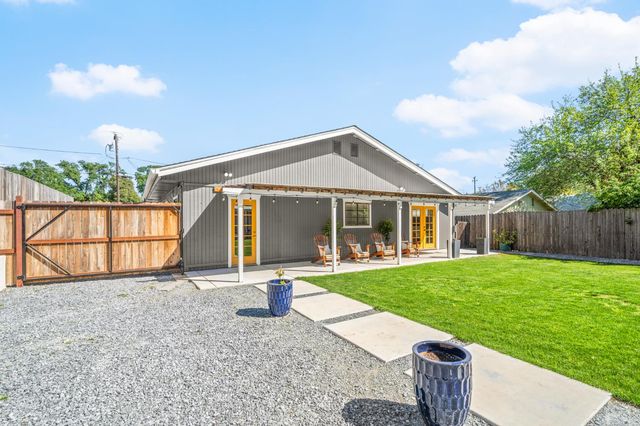 135 Village Ln, Auburn, CA 95603