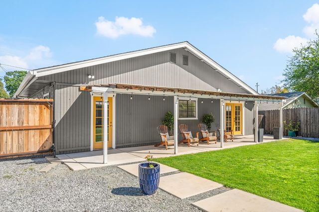 135 Village Ln, Auburn, CA 95603