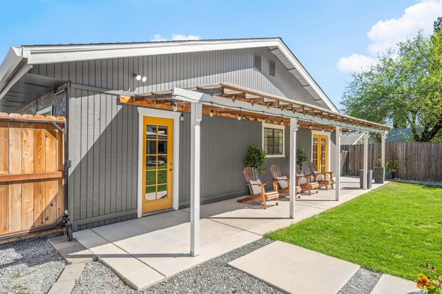 135 Village Ln, Auburn, CA 95603