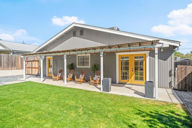 135 Village Ln, Auburn, CA 95603