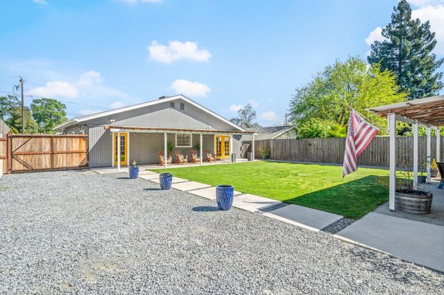 135 Village Ln, Auburn, CA 95603