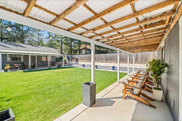 135 Village Ln, Auburn, CA 95603