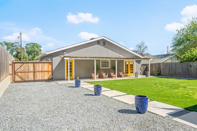 135 Village Ln, Auburn, CA 95603