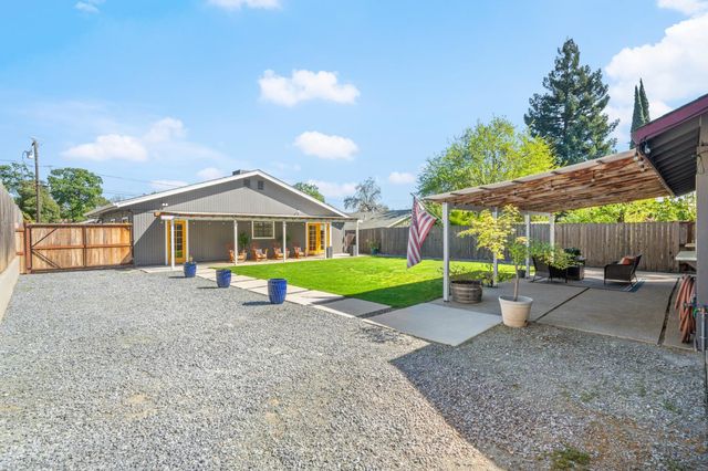 135 Village Ln, Auburn, CA 95603