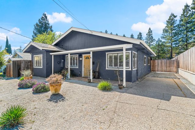 135 Village Ln, Auburn, CA 95603