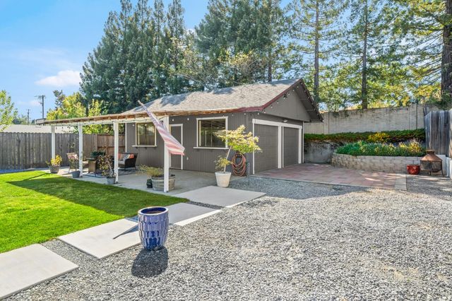 135 Village Ln, Auburn, CA 95603