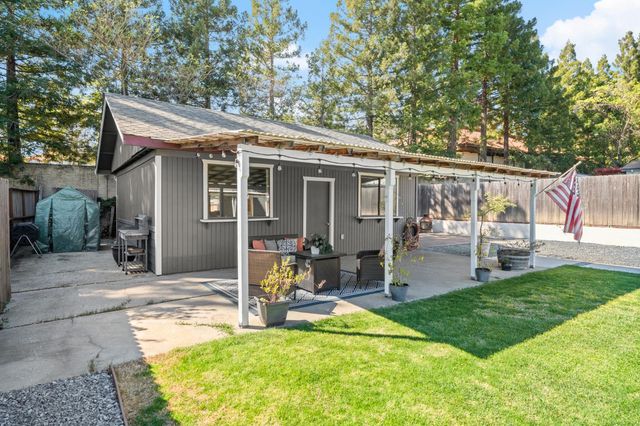 135 Village Ln, Auburn, CA 95603