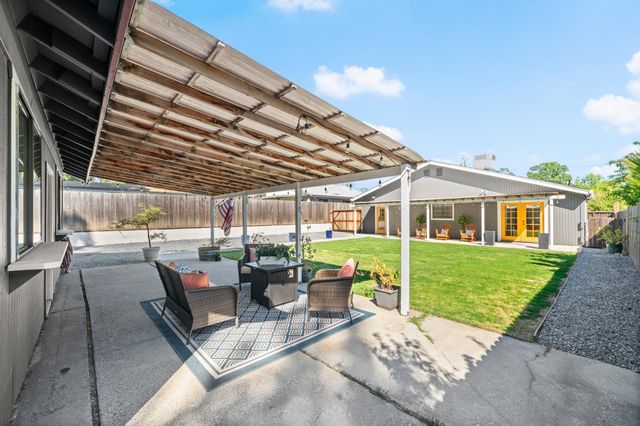 135 Village Ln, Auburn, CA 95603