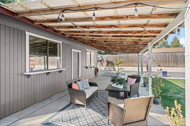 135 Village Ln, Auburn, CA 95603