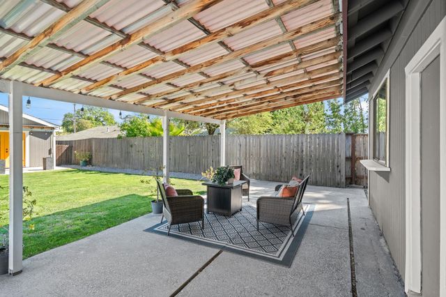 135 Village Ln, Auburn, CA 95603