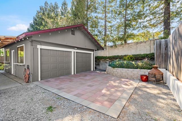 135 Village Ln, Auburn, CA 95603