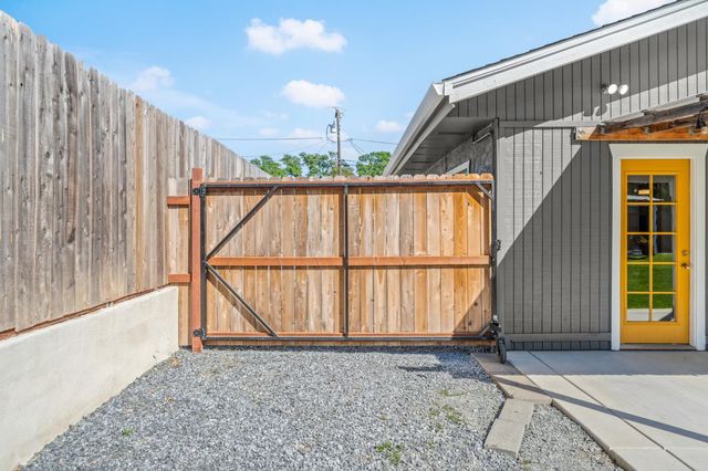 135 Village Ln, Auburn, CA 95603