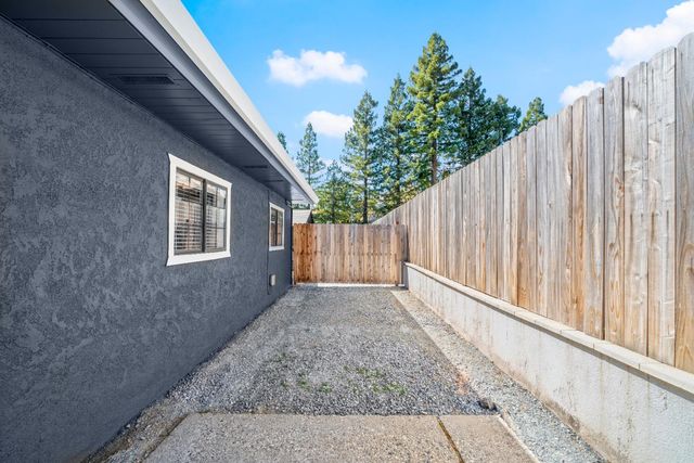135 Village Ln, Auburn, CA 95603