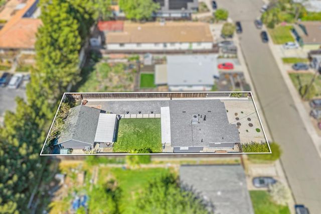 135 Village Ln, Auburn, CA 95603