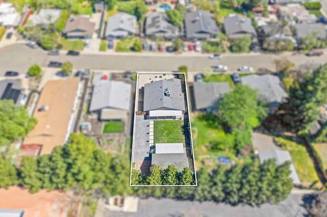 135 Village Ln, Auburn, CA 95603