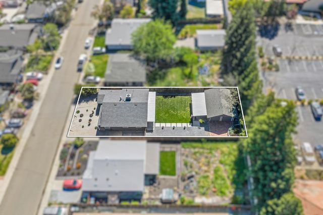 135 Village Ln, Auburn, CA 95603