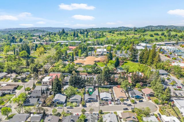 135 Village Ln, Auburn, CA 95603