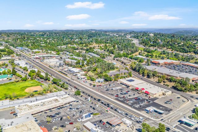 135 Village Ln, Auburn, CA 95603