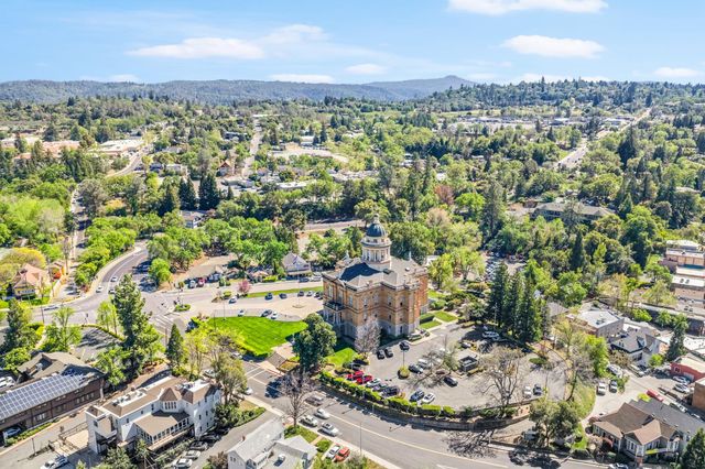 135 Village Ln, Auburn, CA 95603