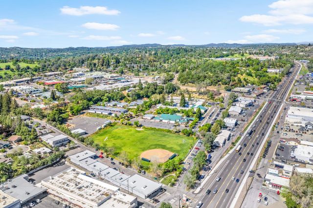 135 Village Ln, Auburn, CA 95603