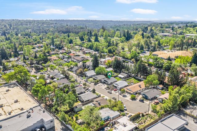 135 Village Ln, Auburn, CA 95603