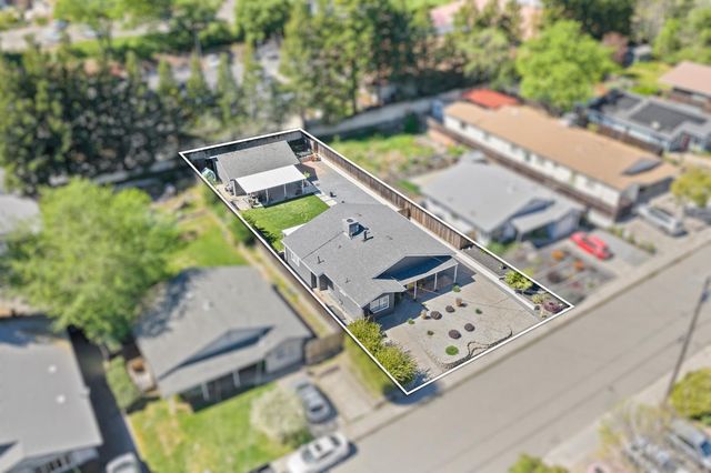 135 Village Ln, Auburn, CA 95603