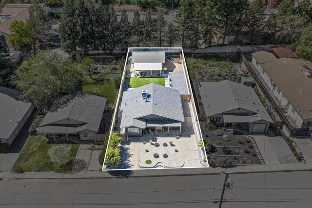 135 Village Ln, Auburn, CA 95603