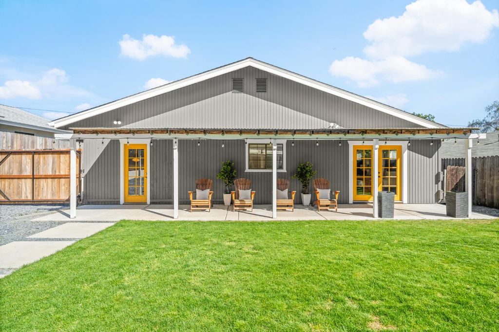 135 Village Ln, Auburn, CA 95603