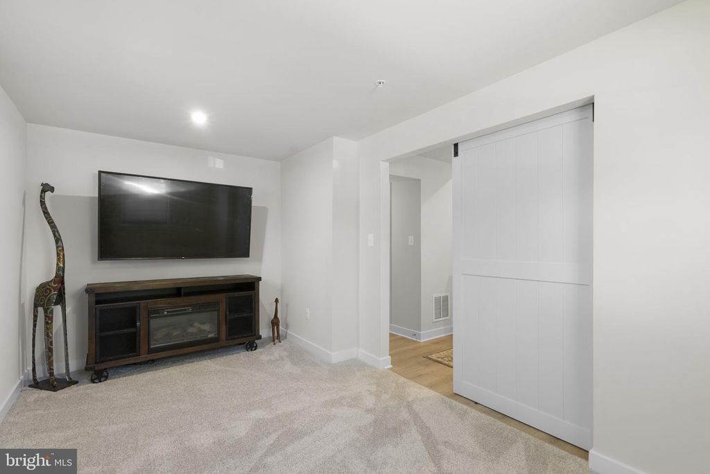 Image 26 of property listing at 231 BEL AIRE LN, Frederick, MD 21702
