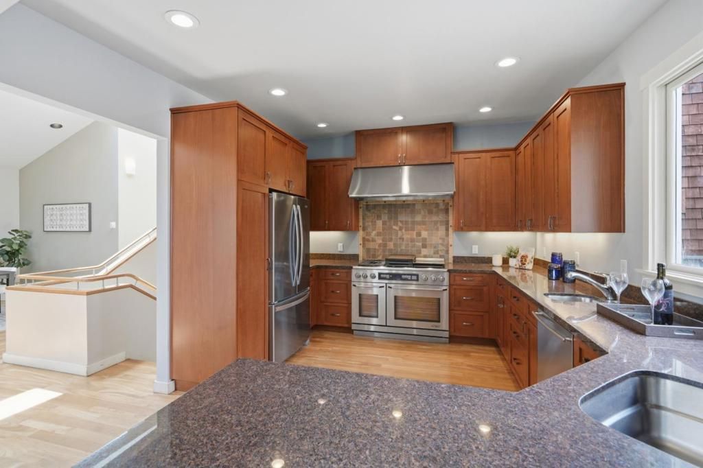 Image 10 of property listing at 285 Humboldt Road, Brisbane, CA 94005