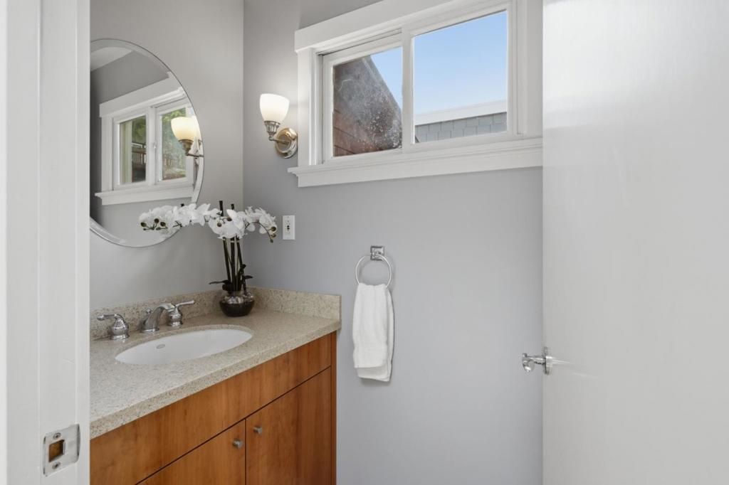 Image 11 of property listing at 285 Humboldt Road, Brisbane, CA 94005