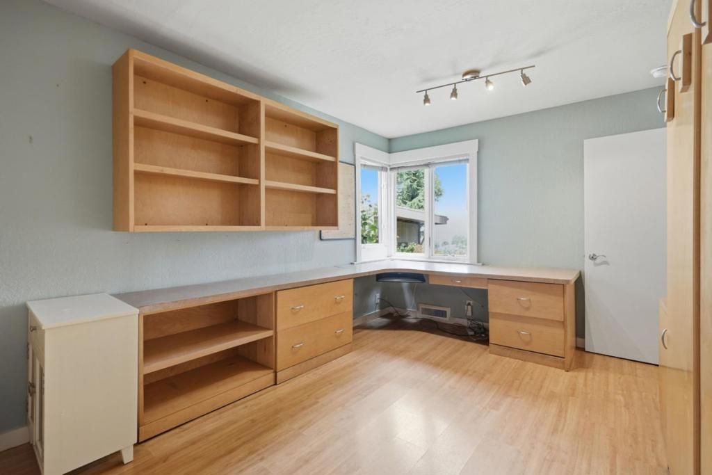 Image 16 of property listing at 285 Humboldt Road, Brisbane, CA 94005
