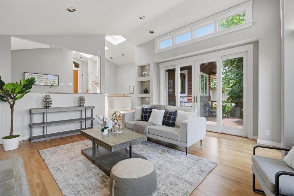 Image 3 of property listing at 285 Humboldt Road, Brisbane, CA 94005